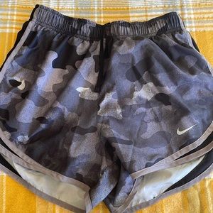 Like new Nike temp running shorts!